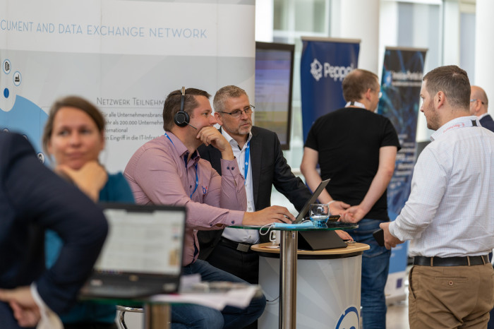 Personen an Messestand E-Rechnungs-Gipfel 2021 in Neuss: primeXchange war dabei!